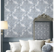 Papier peint décoratif avec motif de cygnes dans une pièce à vivre avec miroir et coussins