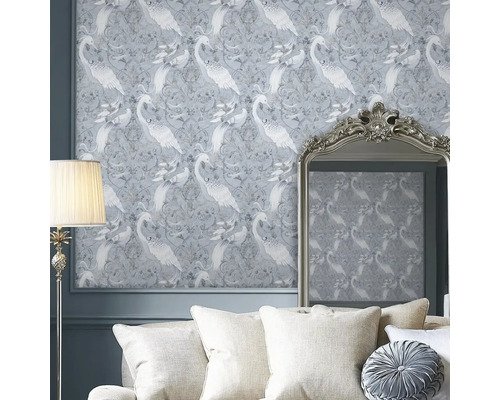 Papier peint décoratif avec motif de cygnes dans une pièce à vivre avec miroir et coussins
