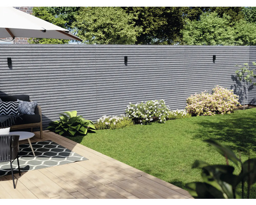 Jardin avec clôture moderne, pelouse et coin salon sur terrasse en bois