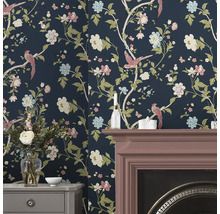 Vue d''une pièce avec papier peint à motifs floraux, cheminée et commode