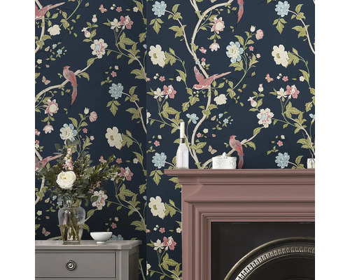 Vue d''une pièce avec papier peint à motifs floraux, cheminée et commode