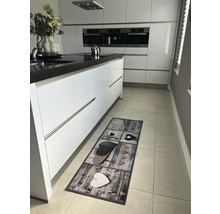 Tapis de cuisine avec motifs de cœurs sur un sol carrelé dans une cuisine moderne.