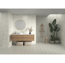 Salle de bains lumineuse avec carreaux muraux carrés, meuble-lavabo avec miroir et carrelage au sol à motifs