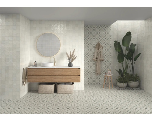 Salle de bains lumineuse avec carreaux muraux carrés, meuble-lavabo avec miroir et carrelage au sol à motifs