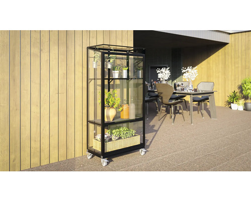 Pflanzenschrank mit Rollen auf einer Terrasse mit Esstisch und Stühlen