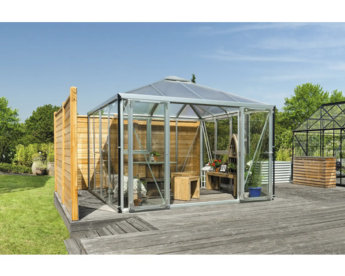 Serre avec cadre en aluminium et revêtement en bois sur une terrasse