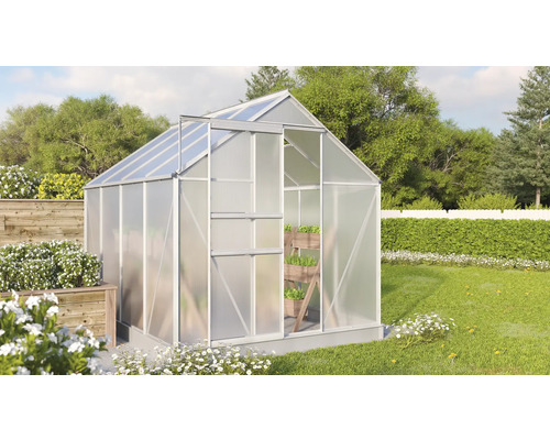 Serre avec cadre en aluminium et plaques en polycarbonate dans le jardin.