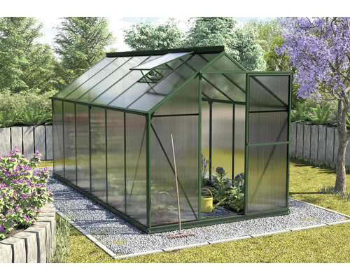 Serre avec porte et lucarne ouvertes dans le jardin