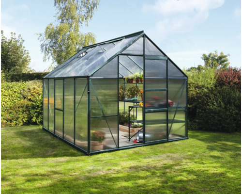 Gewächshaus im Garten mit Regalen und Pflanzen