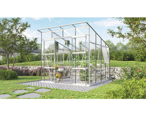 Serre de jardin avec plantes et table