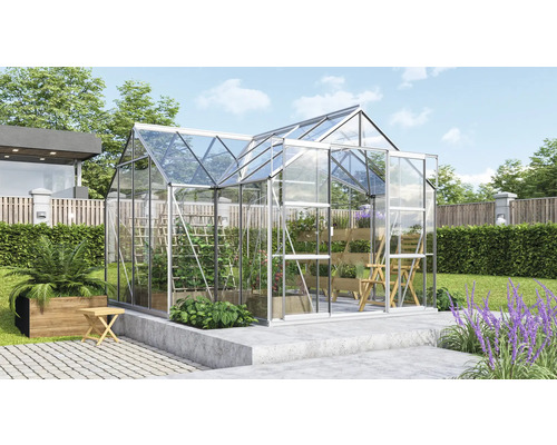 Serre avec des plantes dans le jardin