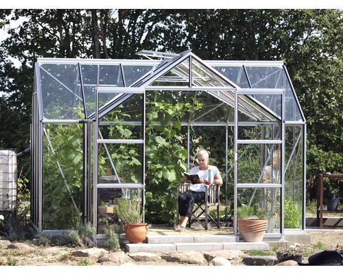 Serre avec des plantes et une personne