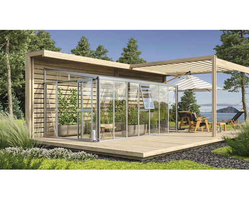 Serre avec terrasse en bois et plantation dans le jardin