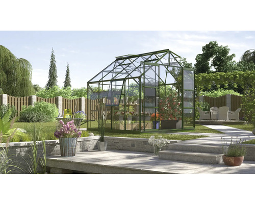Gewächshaus Vitavia Jupiter 6700 Einscheibensicherheitsglas 3 mm 257x258 cm smaragd Gewächshaus im Garten mit Pflanzen und Gartenmöbeln auf der Terrasse.