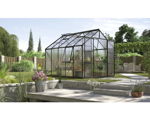 Gewächshaus Vitavia Jupiter 8300 Hohlkammerplatten 4 mm 257x321 cm schwarz Gewächshaus im Garten mit Pflanzenregalen und geöffneten Fenstern.