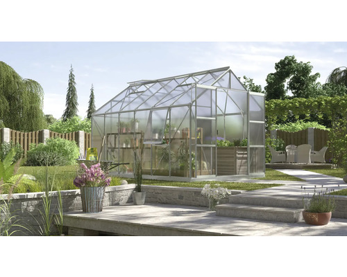 Gewächshaus Vitavia Jupiter 9900 Hohlkammerplatten 4 mm 257x383 cm Aluminium Gewächshaus im Garten mit Pflanzenregalen und Gartengeräten.