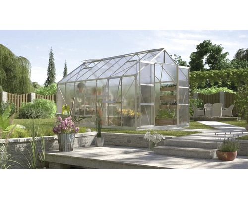 Gewächshaus Vitavia Jupiter 11500 Hohlkammerplatten 4 mm 257x445 cm Aluminium Gewächshaus mit transparenten Wänden in einem Garten mit Bepflanzung und Terrasse