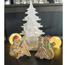 Dekorative Weihnachtsszene mit Lebkuchenfiguren und einem beleuchteten Baum mit Hirschmotiv