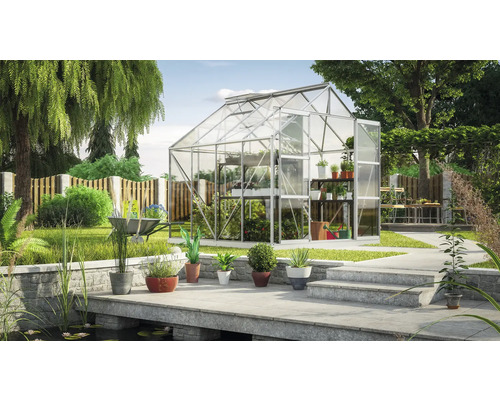 Scène de jardin avec serre, plantes et accessoires de jardin