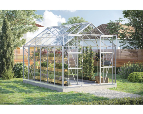 Serre avec plantes dans le jardin.