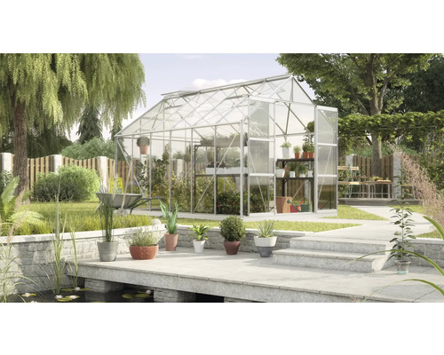 Serre de jardin avec plantes et outils de jardinage