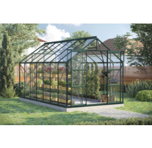 Serre avec des plantes dans le jardin.
