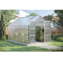 Gewächshaus im Garten mit geöffneten Türen.