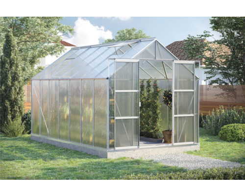 Serre avec portes ouvertes dans le jardin