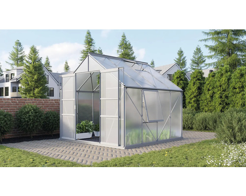 Serre avec porte ouverte dans un jardin.