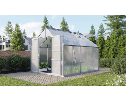 Serre avec porte et fenêtre ouvertes dans le jardin