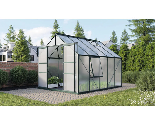 Serre avec porte et fenêtre ouvertes dans le jardin.