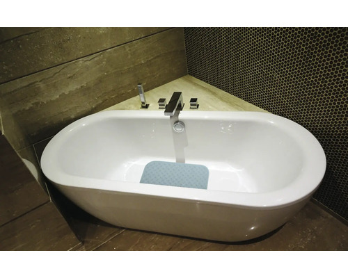 Baignoire îlot avec robinetterie et tapis antidérapant dans une salle de bain