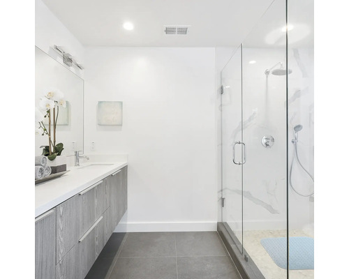 Salle de bains lumineuse avec meuble sous-lavabo, miroir et cabine de douche