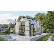 Gewächshaus mit geöffneter Tür und Fenster in einem Garten