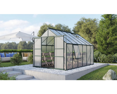 Gewächshaus Vitavia Meridian 2 9900 Hohlkammerplatten 4 mm 257x383 cm smaragd Gewächshaus mit geöffneter Tür und Fenstern im Garten