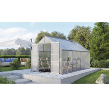 Gewächshaus mit geöffneter Tür in einem Garten