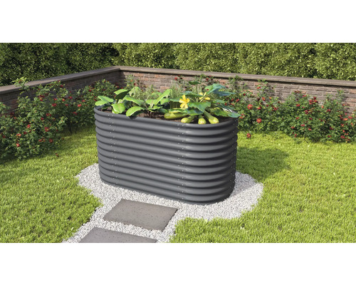 Jardinière surélevée en métal dans un jardin avec des plantes