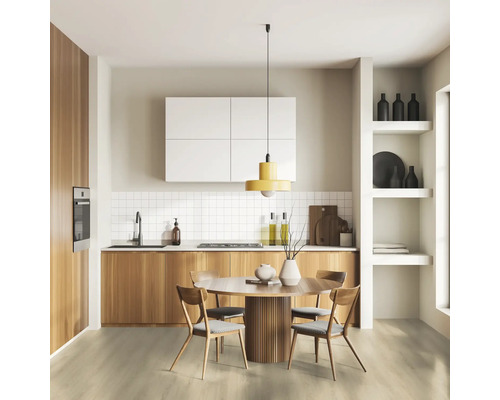 Cuisine claire avec des éléments en bois, une table à manger et des étagères