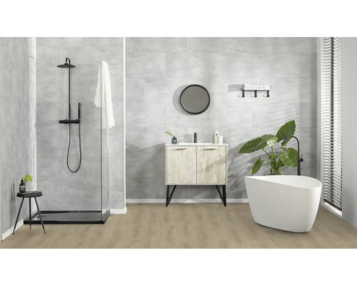 Modernes Badezimmer mit Dusche, Waschtisch, Spiegel und freistehender Badewanne.