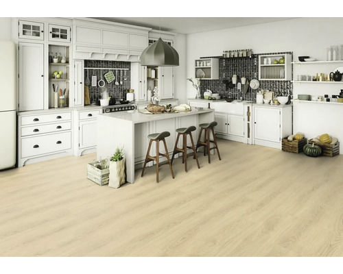 Cuisine claire avec îlot de cuisine, tabourets de bar et plancher en bois clair.