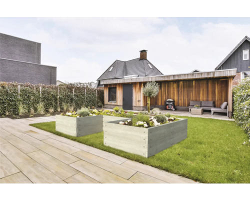 Gartenszene mit zwei Hochbeeten aus Holz im Aussenbereich.