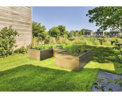 Zwei Hochbeete aus Holz im Garten mit Bepflanzung.