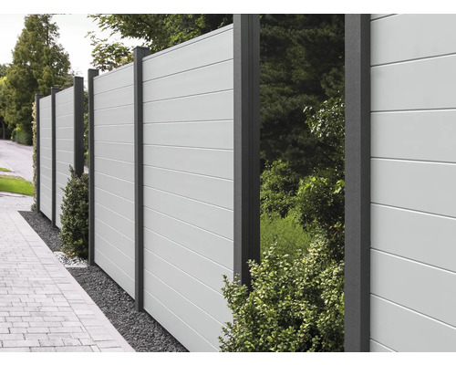 Gartenzaun aus horizontalen Elementen und Pfosten