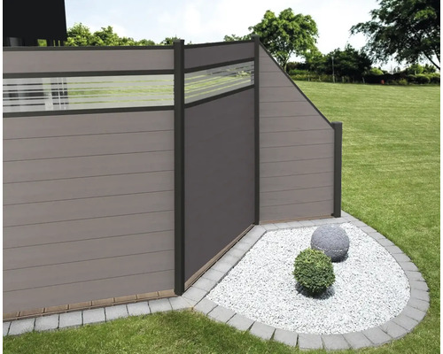 Gartenzaun aus Kunststoff mit Dekorelementen und Kiesbeet
