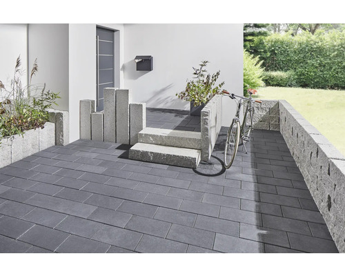 Aussenbereich mit Pflastersteinen, Treppe und Bepflanzung