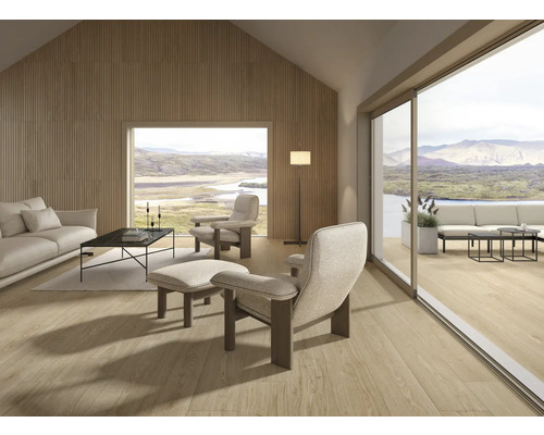 Salon avec canapé, fauteuils, table basse et vue sur le paysage