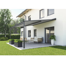 Terrasse mit Markise, Gartenmöbeln und Pflanzkästen vor einem Haus