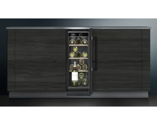 Weinlagerschrank mit geöffneter Tür und mehreren Weinflaschen