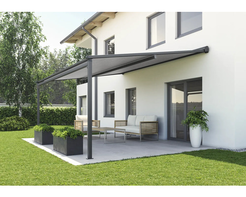 Terrasse avec store, mobilier de jardin et plantations