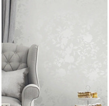 Scène avec chaise, rideau, gâteau et papier peint à motifs floraux pour une ambiance claire et organisée